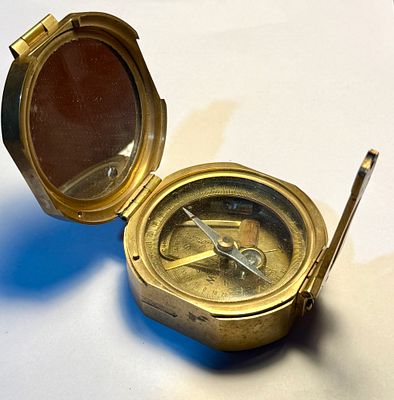 מצפן ומכשיר מדידה ברונזה כנראה עתיק תוצרת STANLEY LONDON במצב עובד ושמור כ 8 ס''מ קוטר