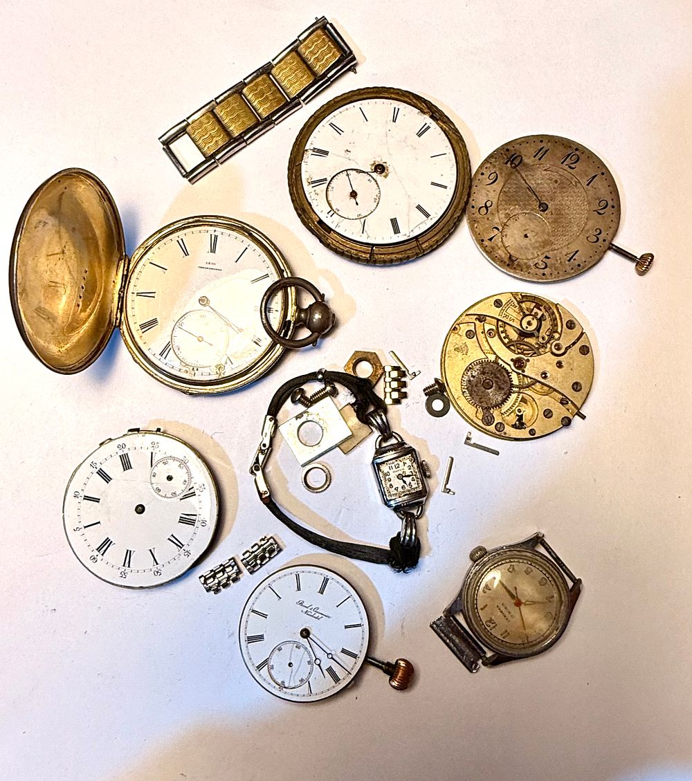 לוט מנגנוני שעונים שונים לא תקינים ושעון כיס מכני עתיק במצב עובד מתכת מצופה כסף עם קופסת עץ