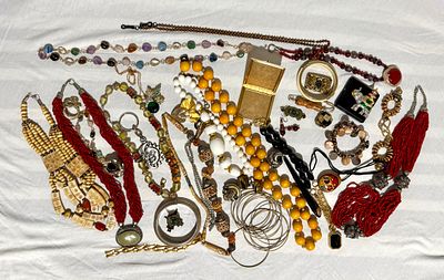 אוסף גדול ויפה של תכשיטי אופנה - וינטאז' עם קופסת עץ 25X15 ס''מ