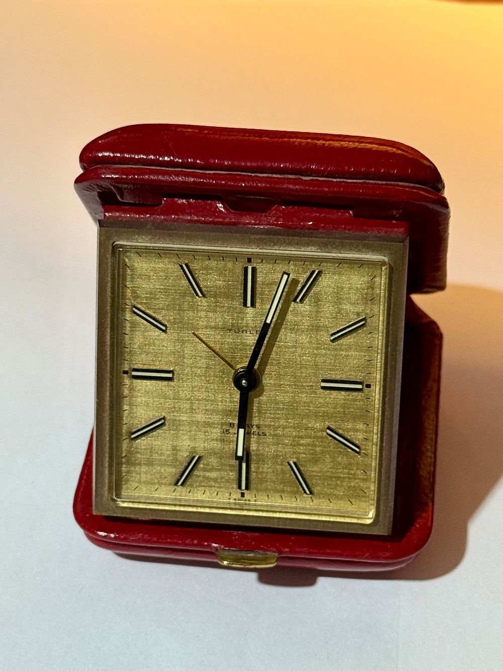 TURLER SWISS שעון נסיעות מתיחה 8 ימים מעורר במצב שמור מצויין ועובד עם נרתיק עור אדום מקורי 7X8 ס''מ