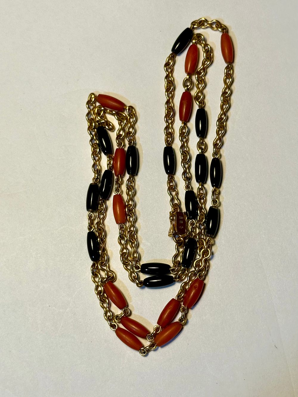 שרשרת זהב k18 חתומה עם קורלים ואוניקס - משקל ברוטו 30 גרם - אורך 80 ס''מ