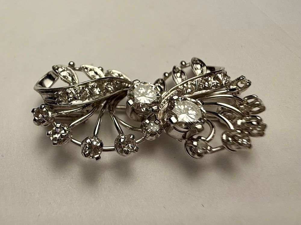 סיכת זהב לבן \פלטינה משובץ 2 יהלומים של כ68 נק׳ כל אחד - VS-H נקי לבן יפים מאוד ( 5 מ''מ קוטר כל 