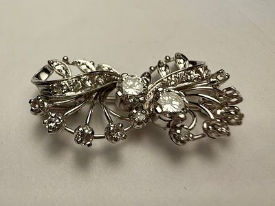 סיכת זהב לבן \פלטינה משובץ 2 יהלומים של כ68 נק׳ כל אחד - VS-H נקי לבן יפים מאוד ( 5 מ''מ קוטר כל 