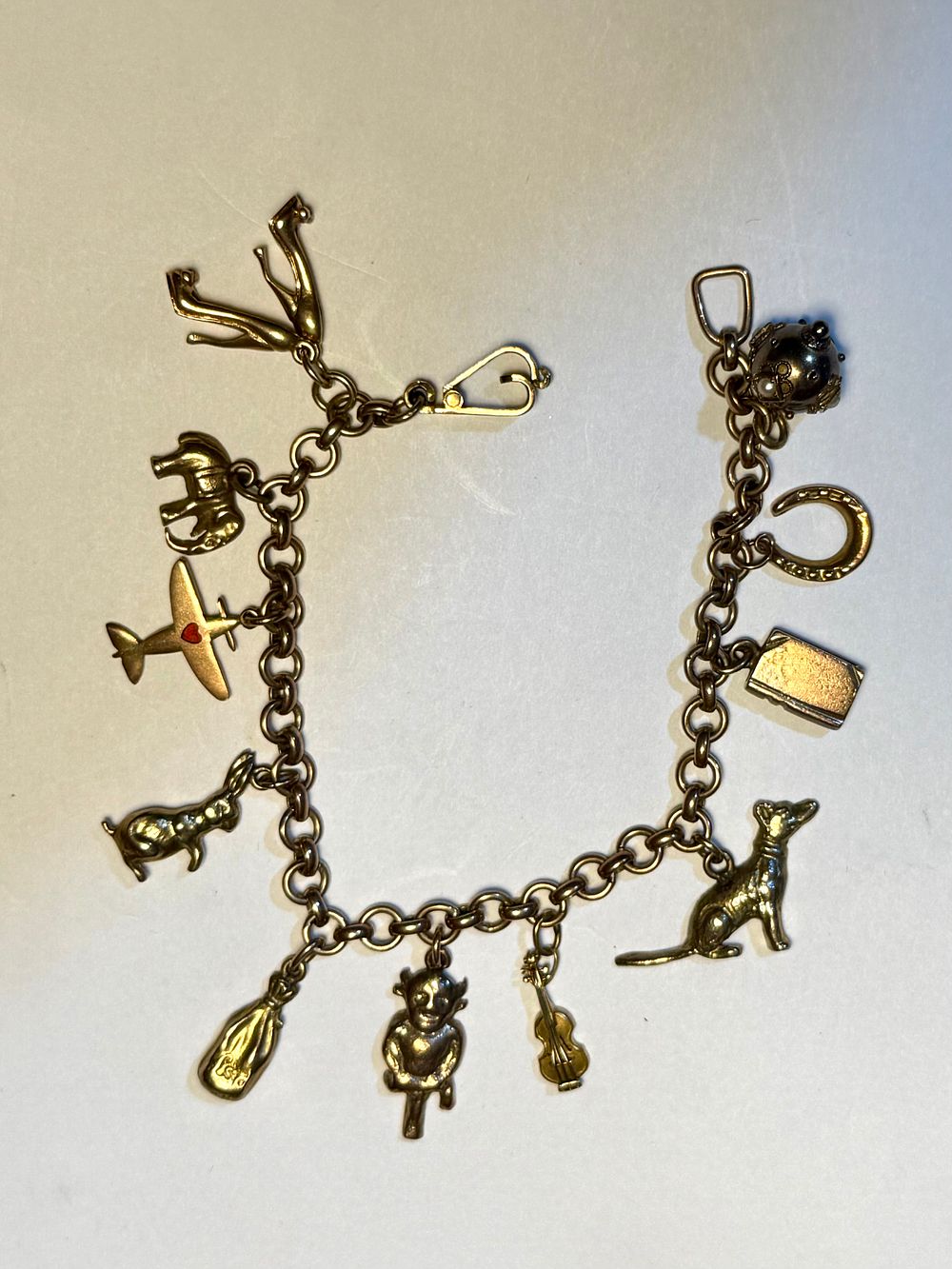 צמיד צ׳רם זהב k9 חתום משקל 31.7 גרם הכל חתום גם התליונים - אורך 19.5 ס''מ