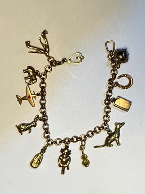 צמיד צ׳רם זהב k9 חתום משקל 31.7 גרם הכל חתום גם התליונים - אורך 19.5 ס''מ