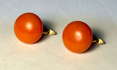 זוג עגילי קוראלים עתיקים -וזהב 500-חתומים - 12 קרט עם 2 קורלים אדומים 17 מ''מ קוטר