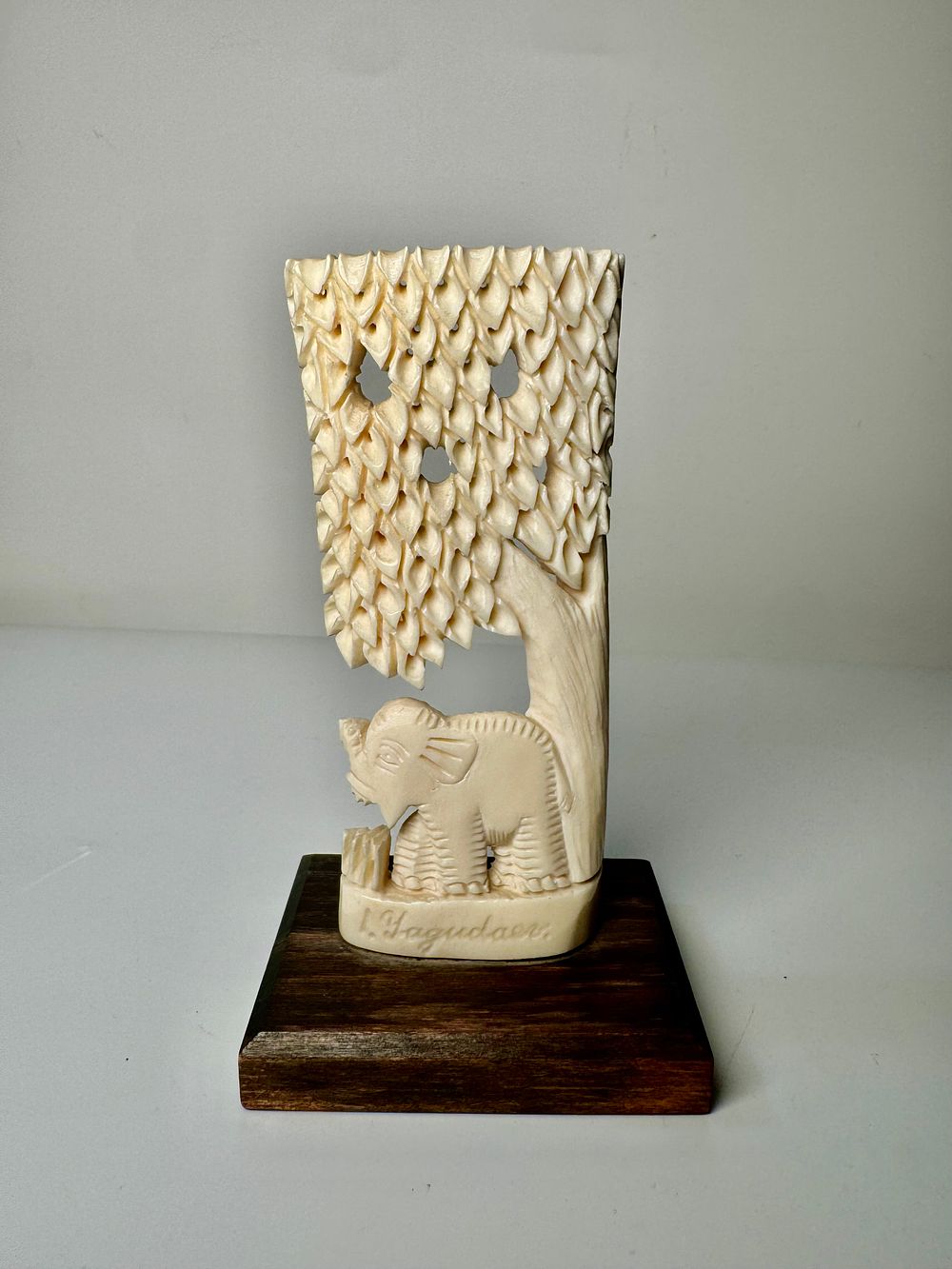 פסל קרן חיה גילוף עבודת יד עם בסיס עץ גובה כולל בסיס 14 ס׳׳מ