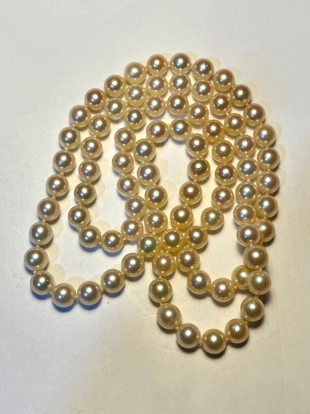 מחרוזת פנינים מעולות טבעיות 8 מ׳׳מ לבנות עם ברק בצבע ורדרד כ-80 ס׳׳מ