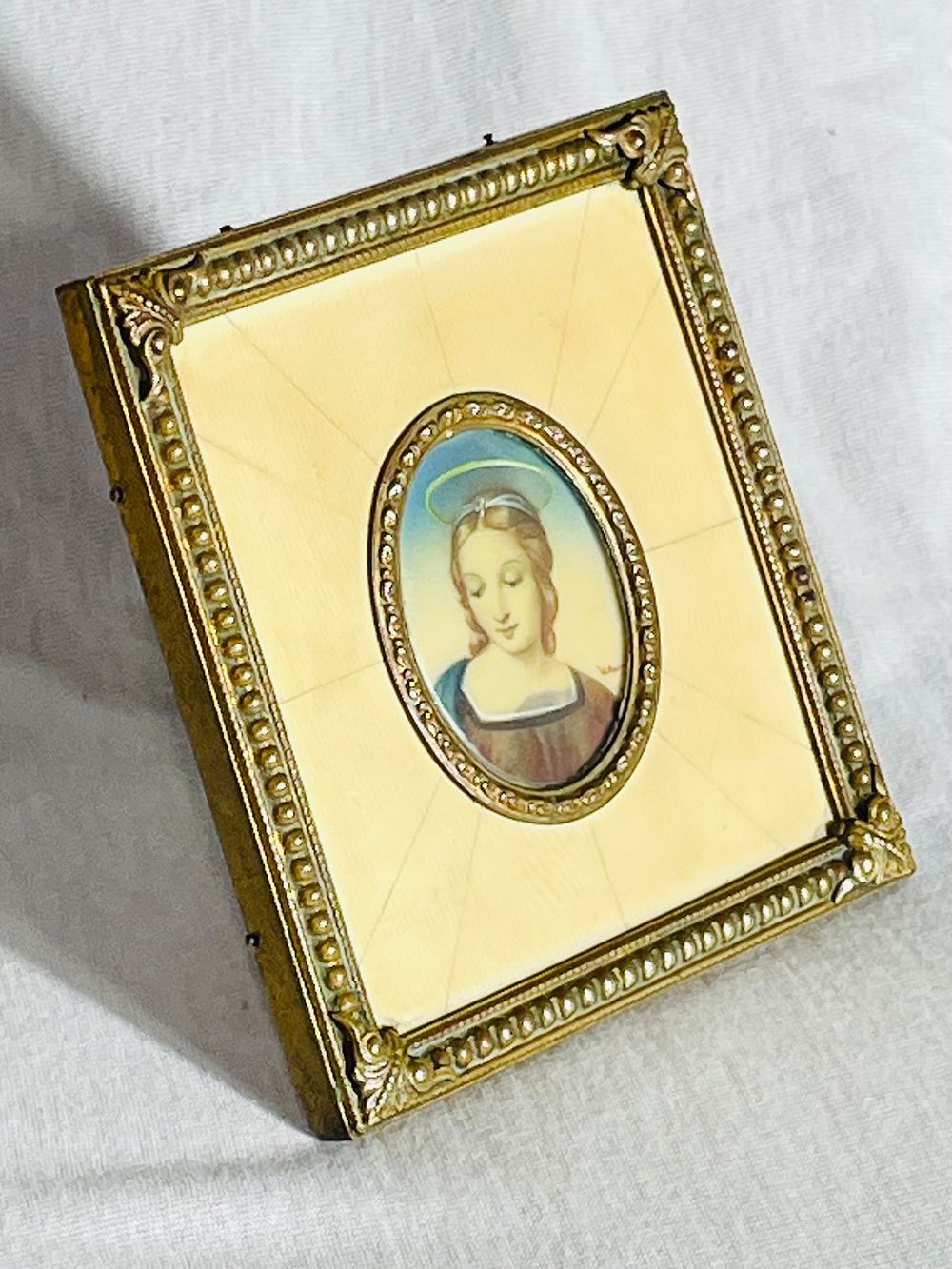 ציור יד מיניאטורה עתיק חתום במסגרת דמוי שן הב ונחושת 8X9 ס''מ