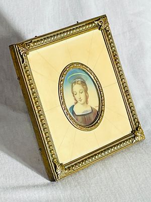 ציור יד מיניאטורה עתיק חתום במסגרת דמוי שן הב ונחושת 8X9 ס''מ