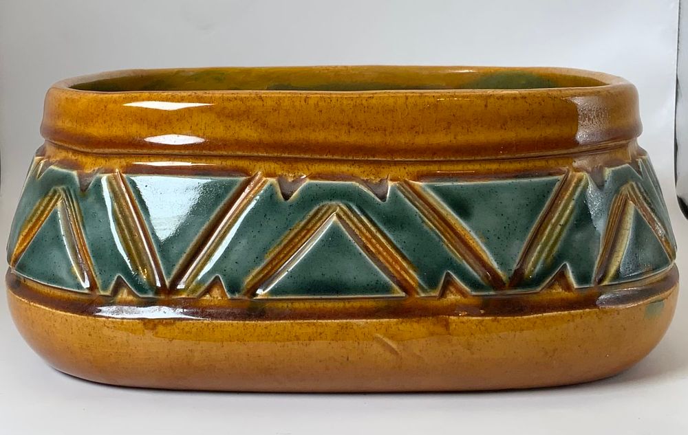 קערת קרמיקה עבודת יד "צבי בית היוצר" חתום וממוספר 331 גודל פתח עליון: 20.5X20 ס״מ גובה: 9.5 ס״מ