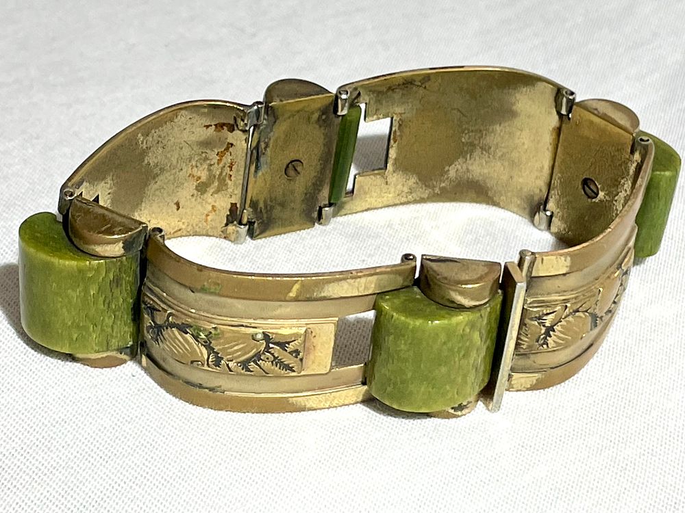 צמיד ART DECO קלאסי בעיצוב מיוחד עם אבני חן ירוקות ועבודת תבליטים - רוחב 2.2 ס''מ - אורך 18 ס''מ -