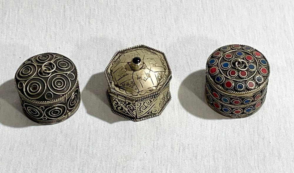 אוסף 3 קופסאות נחושת ישנות ושונות - קוטר 4.5-5 ס''מ