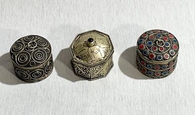 אוסף 3 קופסאות נחושת ישנות ושונות - קוטר 4.5-5 ס''מ