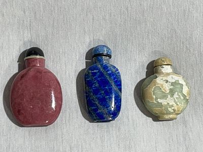 אוסף 3 בקבוקונים עשויים מאבני חן טבעיות - גובה בין 5-7.5 ס''מ