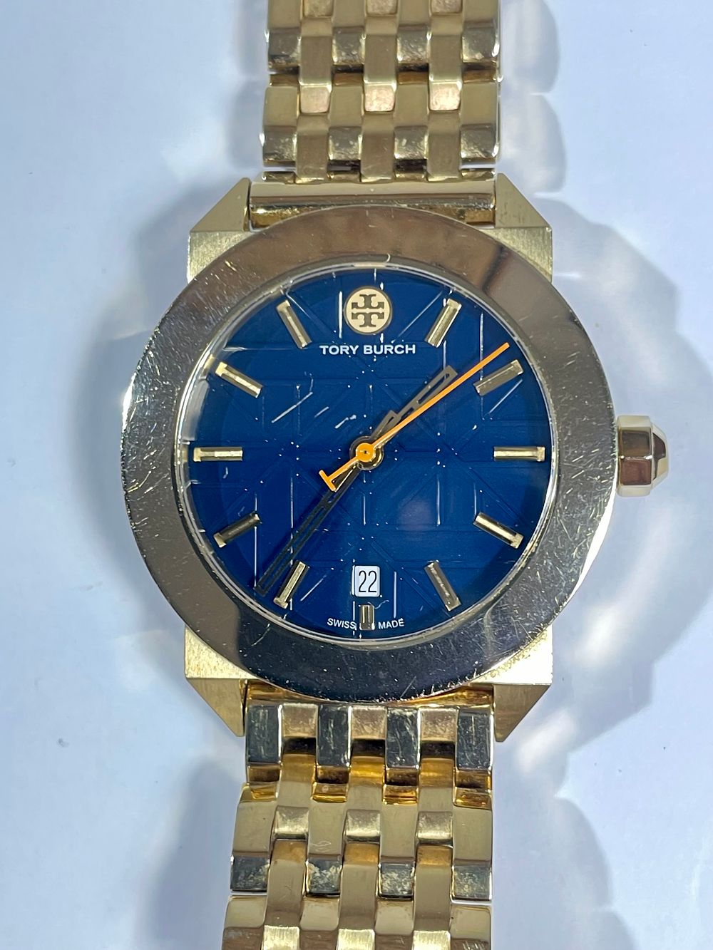 TORY BURCH שעון יד SWISS MADE מוזהב לוח כחול - קוורץ - 34 מ''מ - מודל TRB8003 
במצב עבודה טוב - 