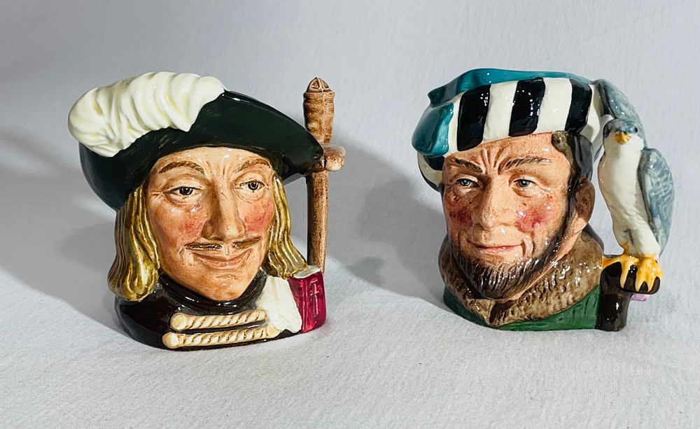 ROYAL DOULTON - ספלים Toby Mug Jug- שתי פיגורות פורצלן חתומות וממוספרות - THE FALCONER גובה 9.5 