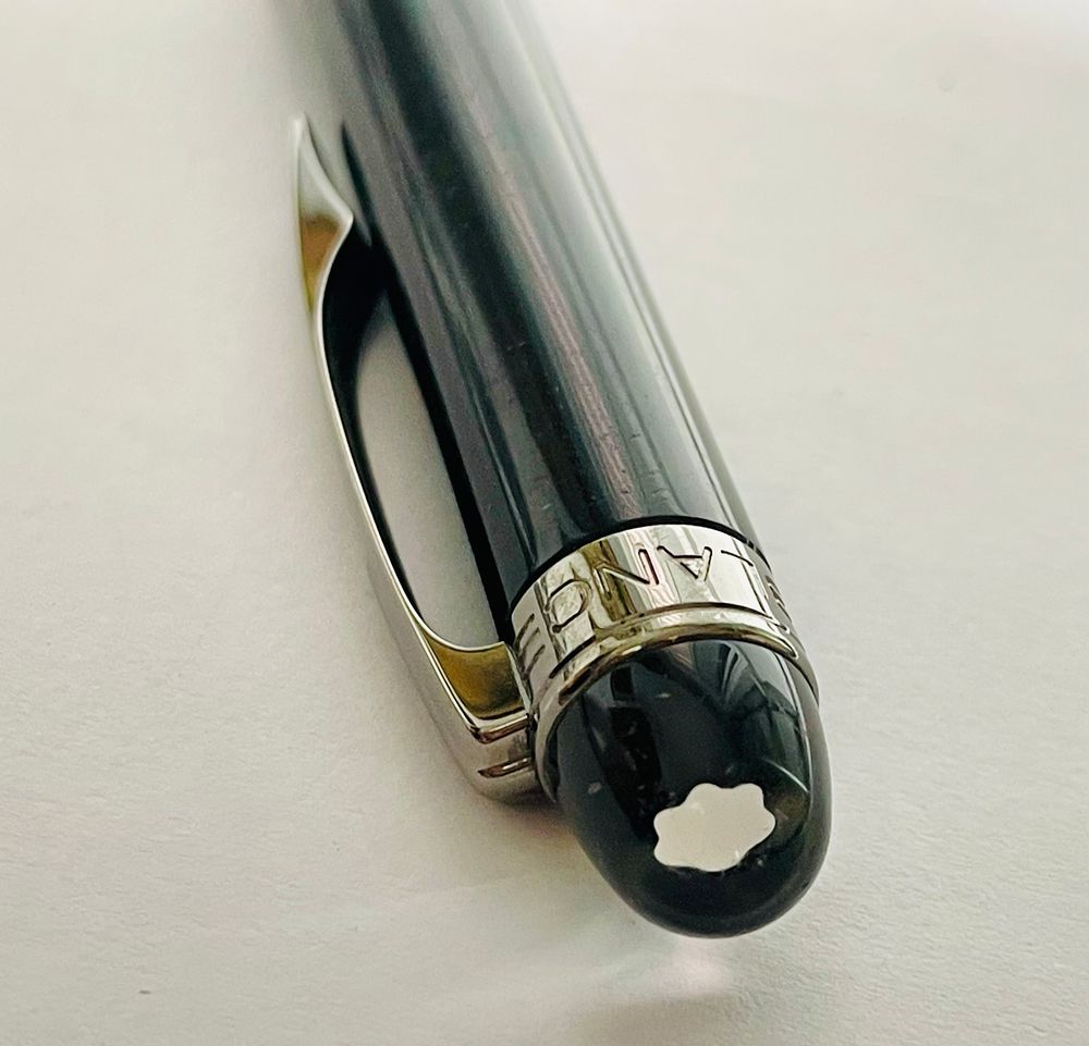 עט כדורי מונטבלאן - מעט סימני שימוש 
Montblanc Starwalker Ballpoint Pen - Midnight Black -מילוי 