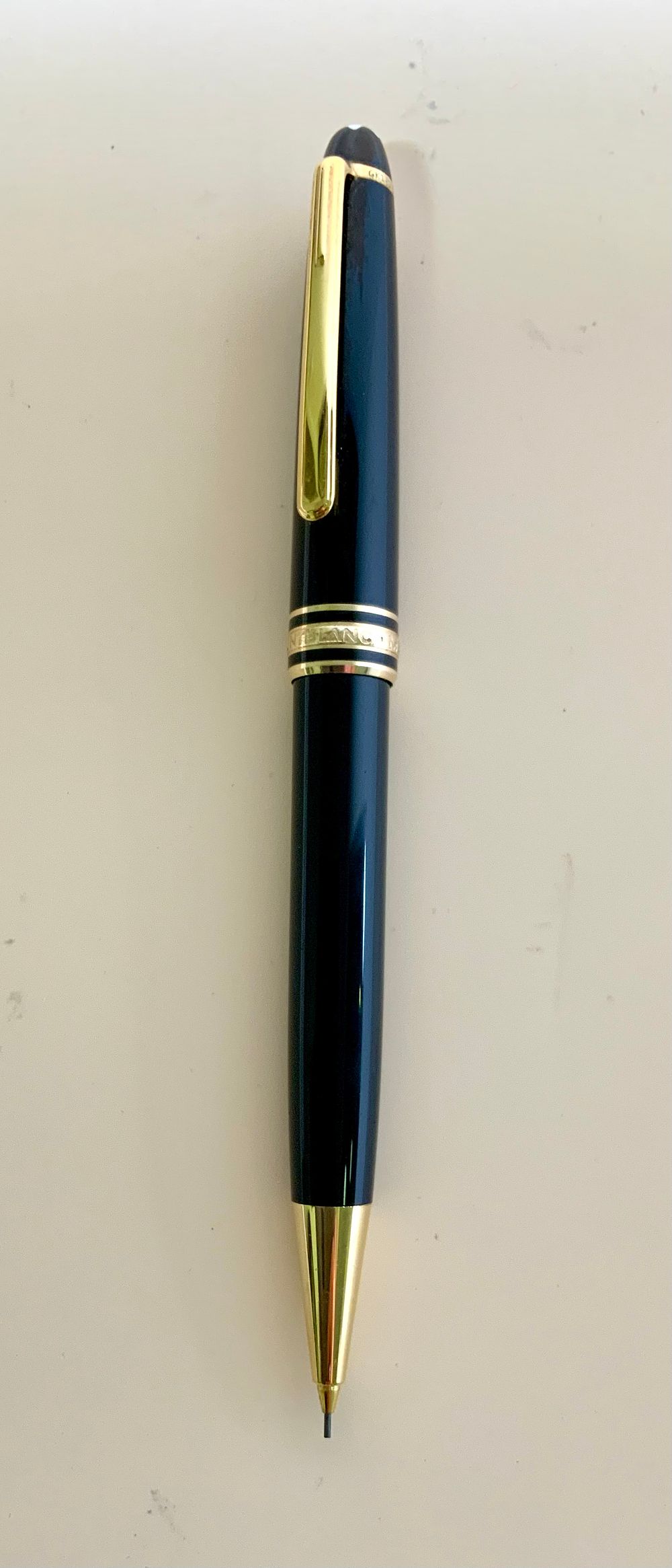 MONTBLANC עיפרון חודים במצב תקין , חתום וממוספר , אורך 14 ס"מ