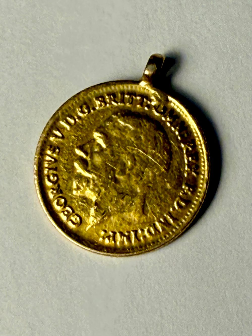 מטבע זהב סוברין 22k מתוארך 1922 עם הלחמת לולאה - קוטר 16 מ''מ - 2 גרם