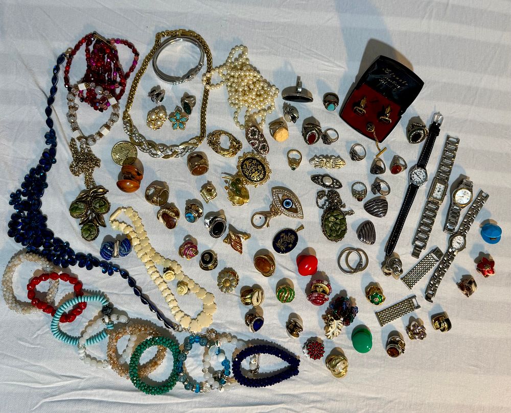 אוסף כ 80 תכשיטי אופנה-טבעות-עגילים-צמידים-חלקם כסף -שעונים- מחרוזת ועגילים שן הב - מחרוזות ושונות