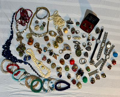 אוסף כ 80 תכשיטי אופנה-טבעות-עגילים-צמידים-חלקם כסף -שעונים- מחרוזת ועגילים שן הב - מחרוזות ושונות