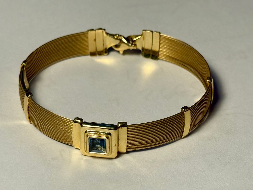 צמיד זהב 14 קרט חתום משובץ אבן חן אקווהמרין מרובע תכלת - אורך הצמיד 20 ס''מ - קוטר פנימי 6.5 ס''מ