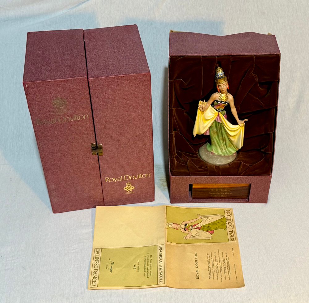 נדיר ומיוחד-Royal Doulton-רויאל דולטון פיגורת פורצלן -גובה 23 ס''מ לא כולל הבסיס עץ -בקופסה 