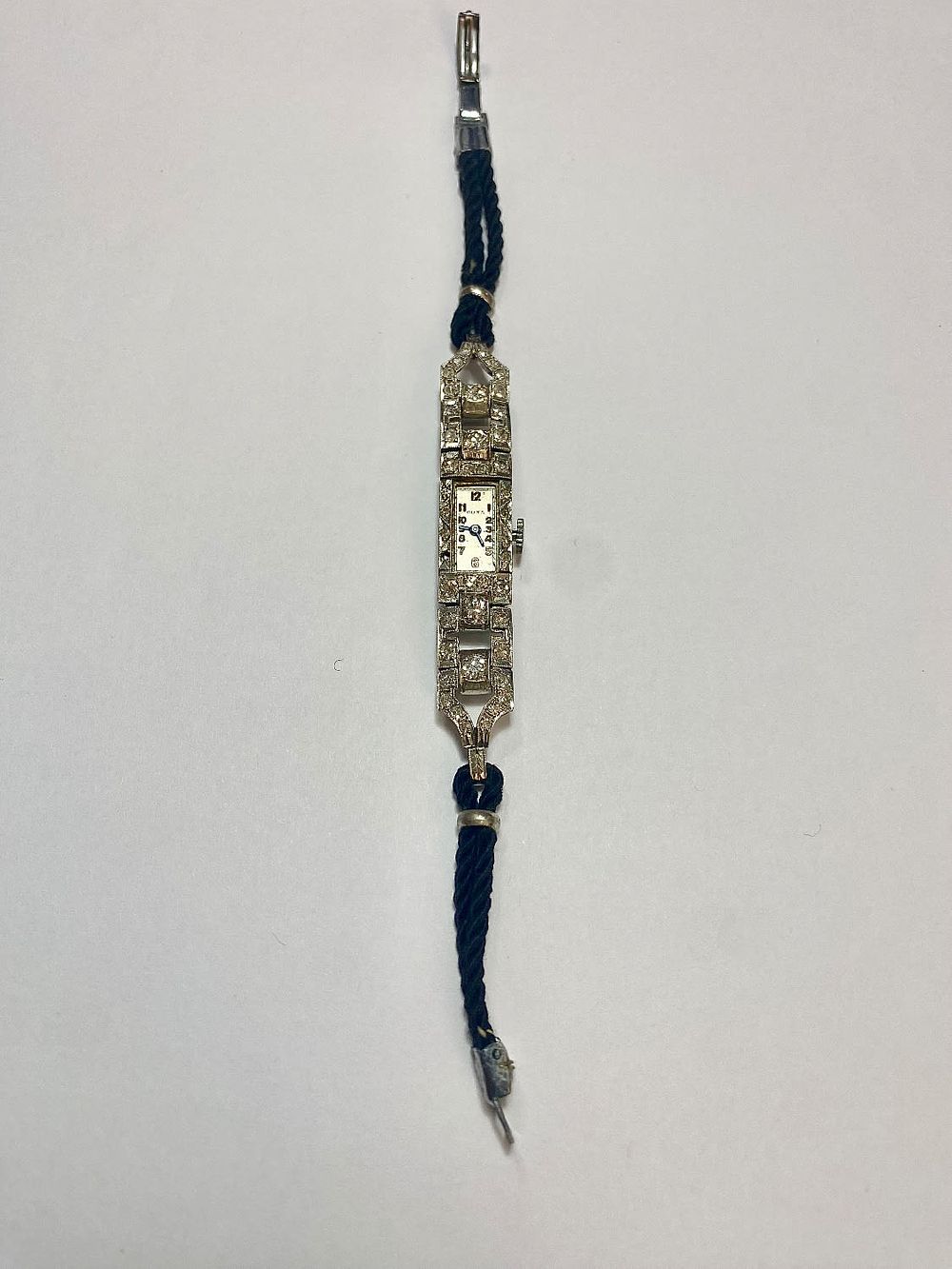 שעון פלטינה עתיק ART DECO חתום לאישה משובץ 43 יהלומים של סה׳׳כ כ0.25 ct נקי לבן משקל 15 גרם כולל 