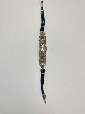 שעון פלטינה עתיק ART DECO חתום לאישה משובץ 43 יהלומים של סה׳׳כ כ0.25 ct נקי לבן משקל 15 גרם כולל 