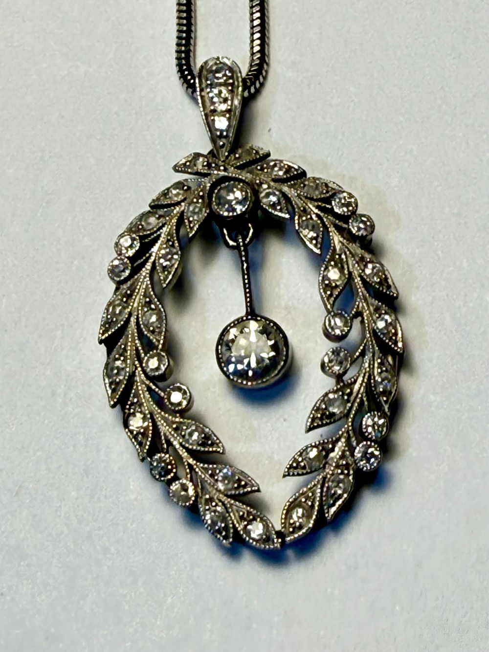 שרשרת ותליון זהב 18k ART DECO משובץ 43 יהלומים סה׳׳כ כ-0.76 ct הכוללים: 41 יהלומים של כ-0.01 ct 