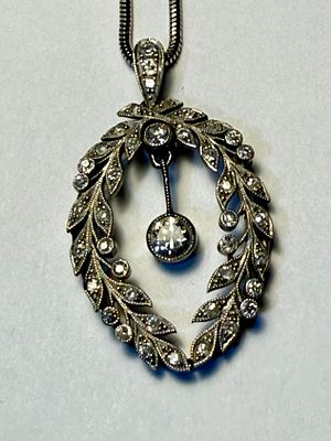 שרשרת ותליון זהב 18k ART DECO משובץ 43 יהלומים סה׳׳כ כ-0.76 ct הכוללים: 41 יהלומים של כ-0.01 ct 