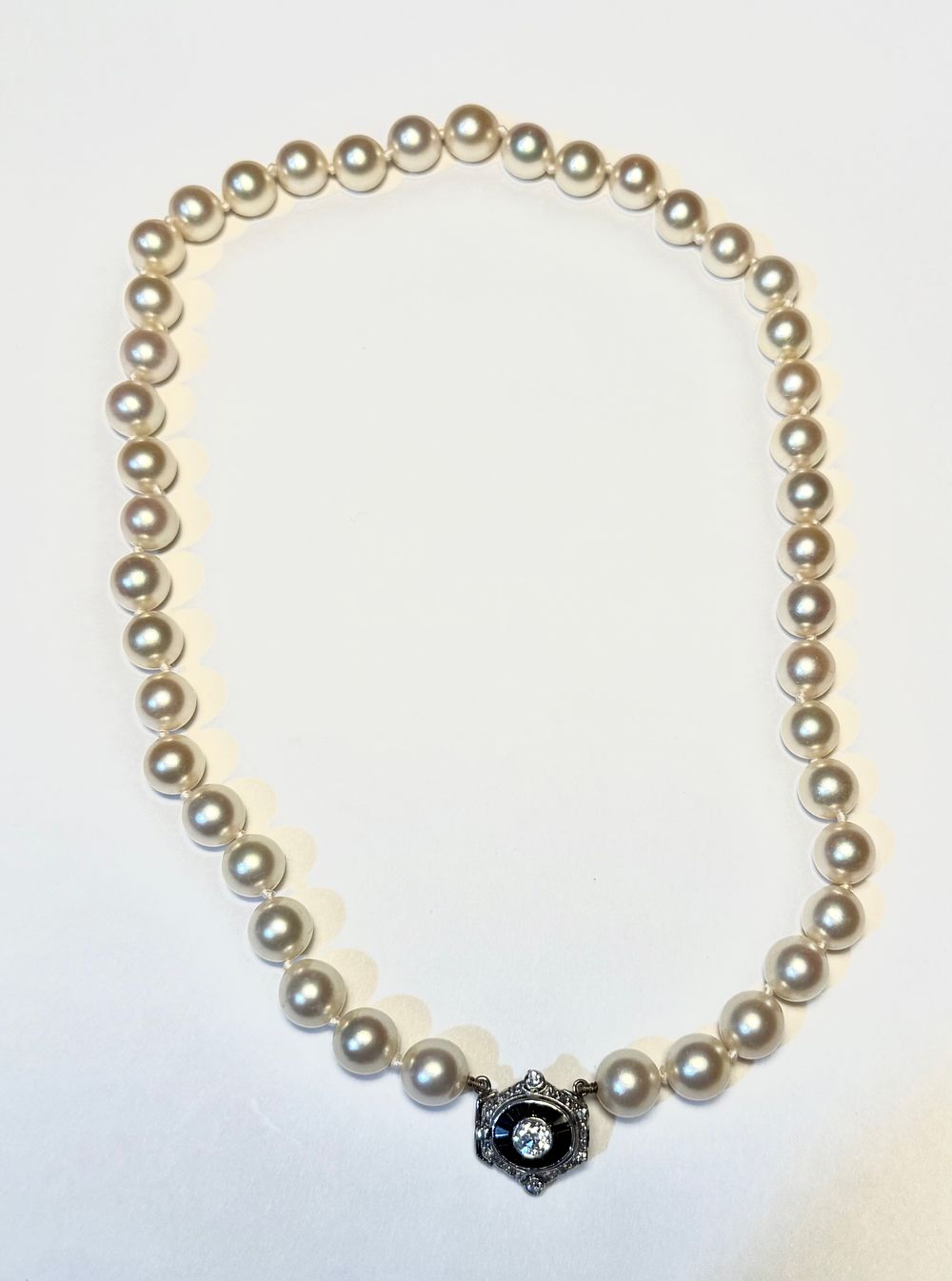 מחרוזת פנינים מעולות שורה 40 ס''מ - קוטר הפנינים 8 מ׳׳מ עם סוגר מפואר ART DECO זהב 14k משובץ 24 