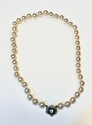 מחרוזת פנינים מעולות שורה 40 ס''מ - קוטר הפנינים 8 מ׳׳מ עם סוגר מפואר ART DECO זהב 14k משובץ 24 