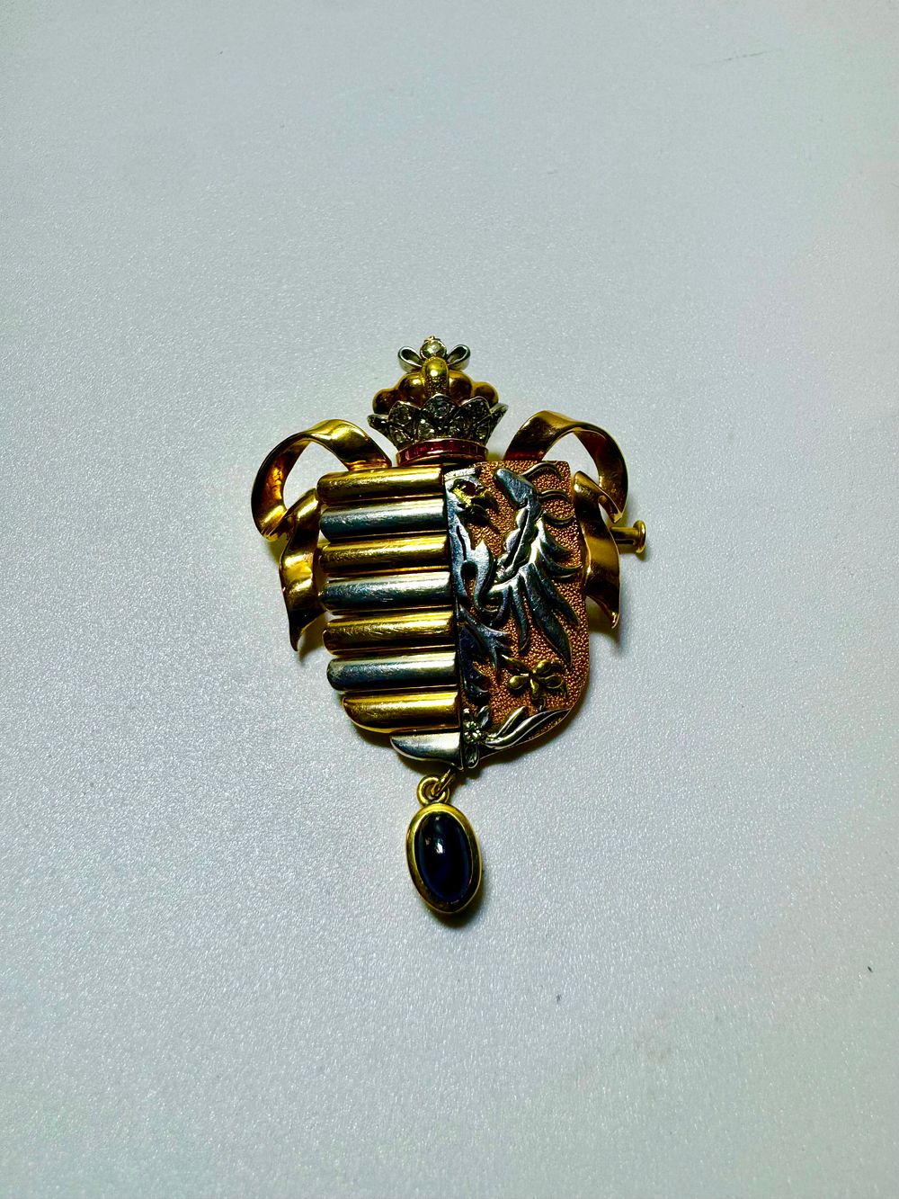 סיכת זהב 18k מיוחדת עבודת אמן בצורת מגן משפחה משובץ 9 הלומים חסר אחד 9 רובינים וספיר ליטוש 