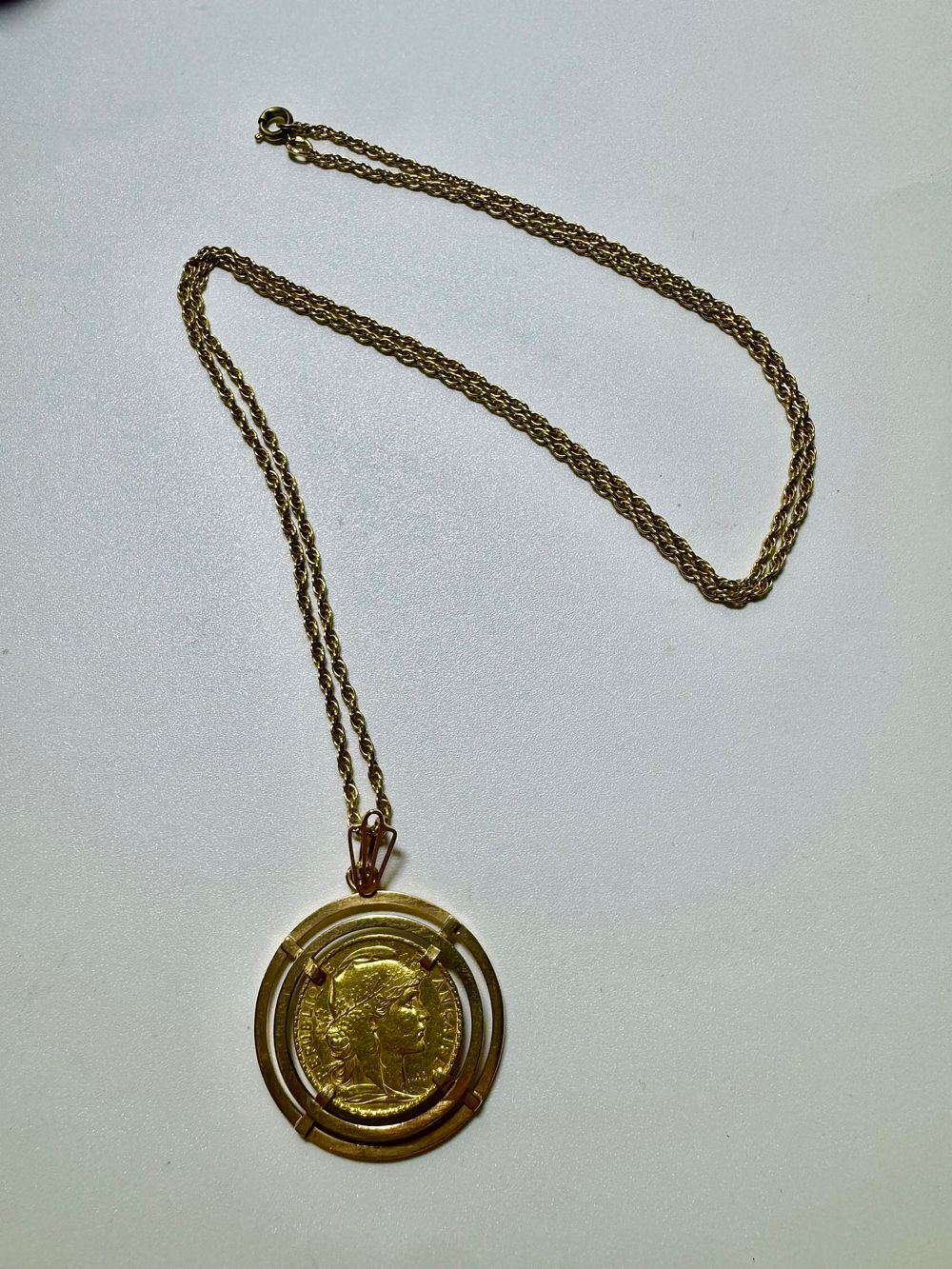 שרשרת ותליון עם מטבע זהב צרפתי עתיק זהב 900 והשרשרת והתליון זהב 14k חתום משקל המטבע 6.4 גרם 