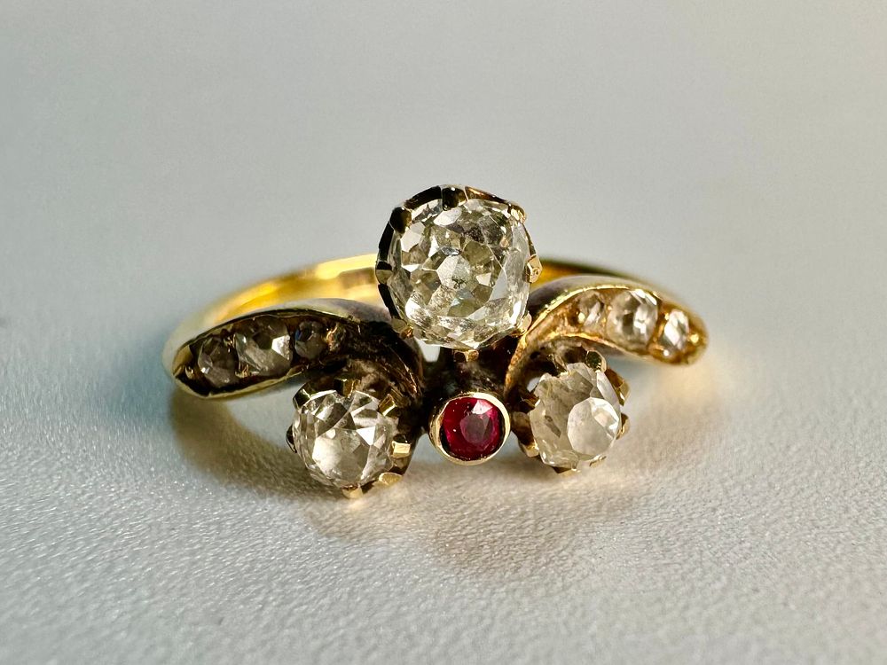טבעת זהב 18k חתום משובץ יהלומים בליטוש ישן 3 יהלומים - אחד כ - 0.30 CT , 
שניים של כ 0.10 CT 