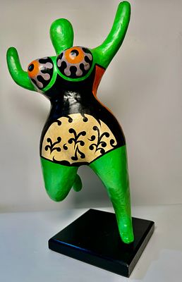 בסגנון ניקי דה סאן פאל משויך לאמנית הצרפתית הידועה , פסל עיסת נייר אישה צבעוני גובה 35 ס׳׳מ