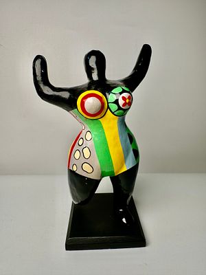 בסגנון ניקי דה סאן פאל משויך לאמנית הצרפתית הידועה, פסל עיסת נייר אישה צבעוני גובה 17 ס׳׳מ