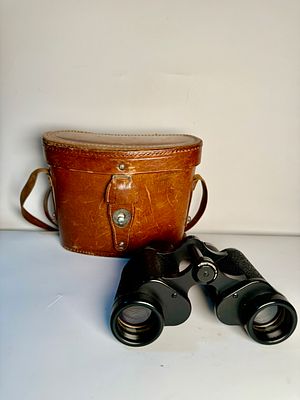 משקפת צ׳כוסולובקית של חברת tatran מרחק 8x30, בקופסת עור מקורית