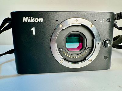 מצלמה דיגיטלית ניקון 1 j1, דיגיטלית ללא עדשה, ללא מטען, מגיע עם הסוללה המקורית, מצב as-is