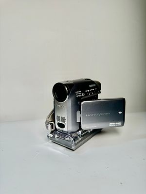 מסרטת סוני דגם handycam dcr-hc42e pal עם האביזרים שלו, מצב as-is