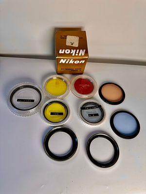 לוט 10 פריטים הכוללים: 7 פילטרים שונים בגדלים שונים, 2 מתאמים דקים לפילטרים, ומתאם עדשה של ניקו 