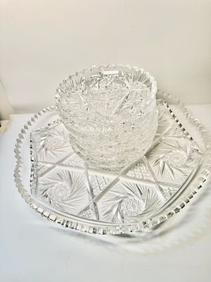 סט קריסטל הכוללים: מגש הגשה בקוטר 32 ס״מ, 6 צלוחיות בקוטר 15 ס״מ