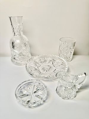 לוט 5 כלי קריסטלים הכוללים: אגרטל בגובה 18 ס״מ, כוס קריסטל בגובה 9.5 ס״מ, קערה בקוטר 15 ס״מ 