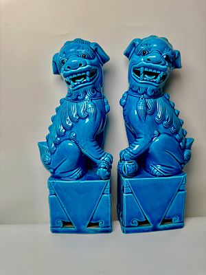 זוג פסלי קרמיקה צבועים בכחול בדמות שומרי סף מיתולוגי מהמזרח הרחוק בגובה 20.5 ס״מ כל אחד