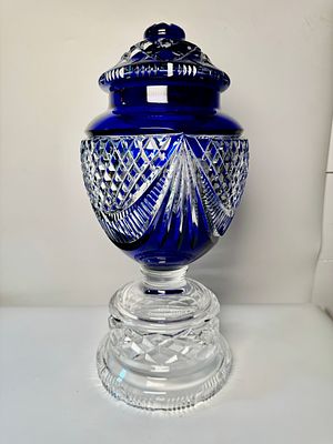 בונבוניירת קריסטל כחול ולבן, עבודה מרשימה עם מכסה בגובה 33 ס״מ גובה