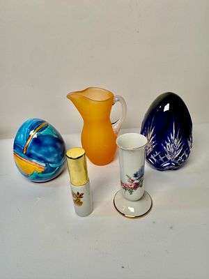לוט 5 פריטים שונים הכוללים: ביצת קרמיקה חתומה גובה 8 ס״מ, כד זכוכית גובה 10 ס״מ, ביצת קריסטל 