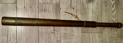 משקפת עין אחת, עתיקה וגדולה מאוד, מצב as-is, אורך סגור 80 ס״מ ונפתח