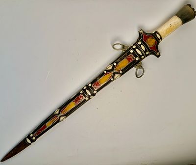 דאגר ונדן עשוי מחומרים טבעיים שונים הכוללים: קרן, עצם, ועוד, חסרים חלקים, זקוק לשיפוץ, אורך 